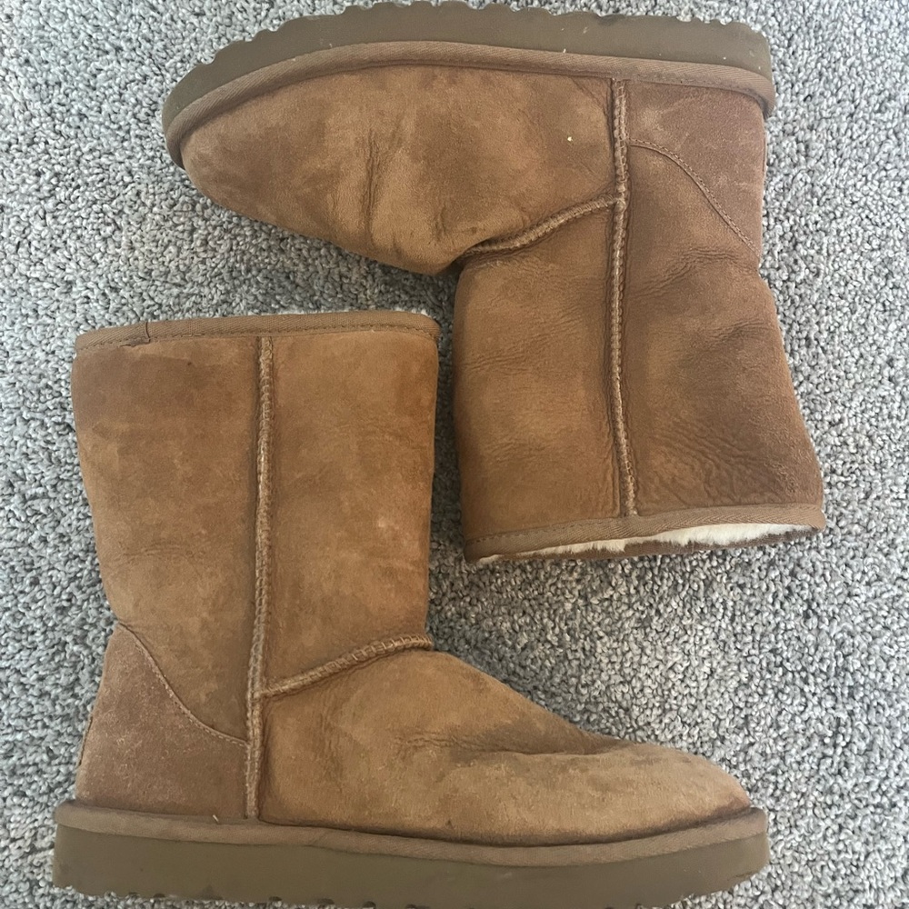 Classic II Ugg Boot Light Brown Color Women’s Size 8